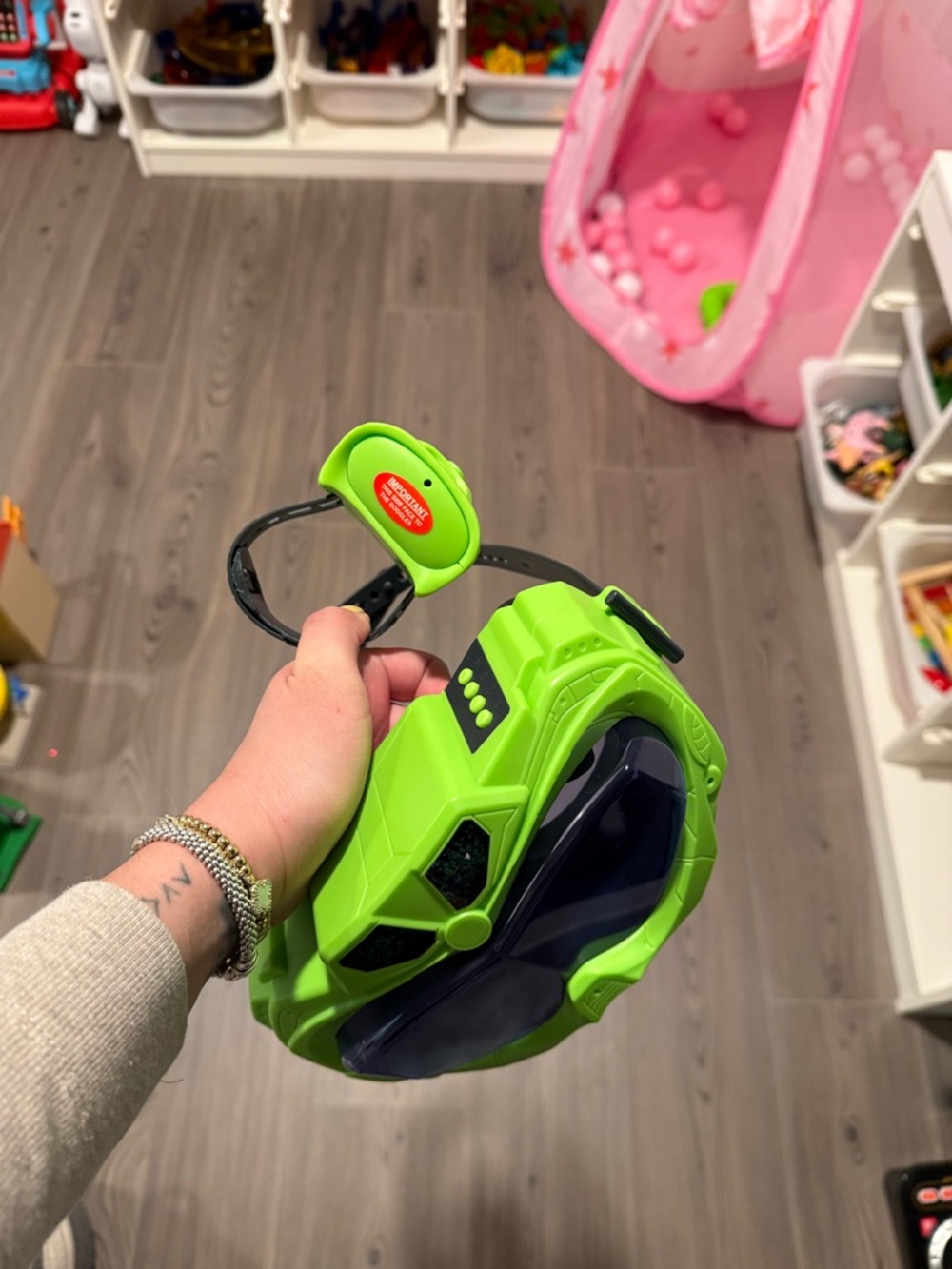 Alien vision blaster game